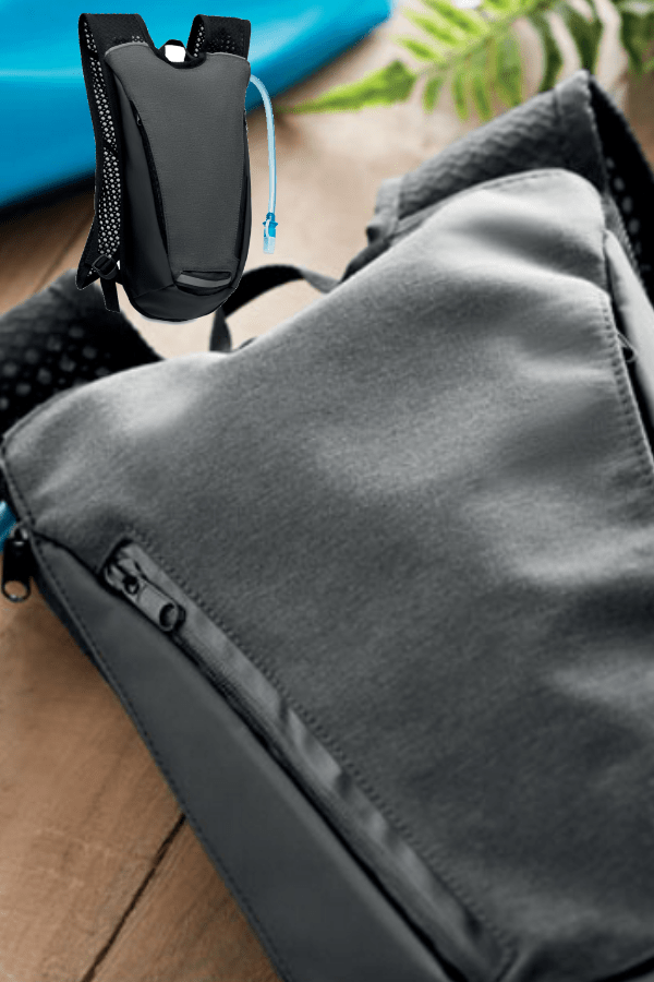 Mochila deportiva con bolsa de agua de 2 litros. Mochila deportiva con bolsa de agua de 2 litros.